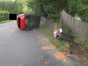 Žák autoškoly nezvládl jízdu a havaroval. Auto otočil na bok