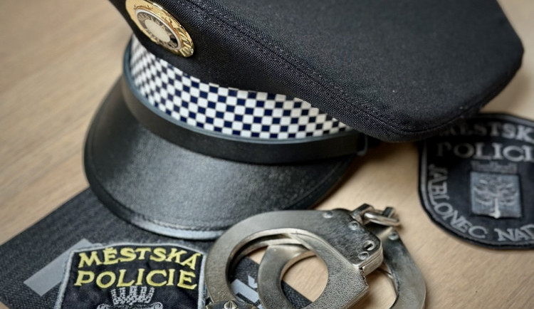 Podřežu se, řekl muž v Jablonci a položil telefon. Sebevraha vypátrali městští strážníci