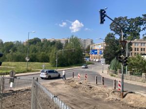 Dvorská ulice v Liberci, hlavní přístupová cesta na Králův háj, se dopravě otevře až začátkem října