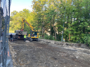 Dvorská ulice v Liberci, hlavní přístupová cesta na Králův háj, se dopravě otevře až začátkem října