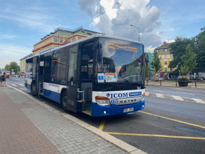 V Mníšku u Liberce pokračuje uzavírka silnice i vlaková výluka. Náhradní autobusová doprava pro školáky posílí