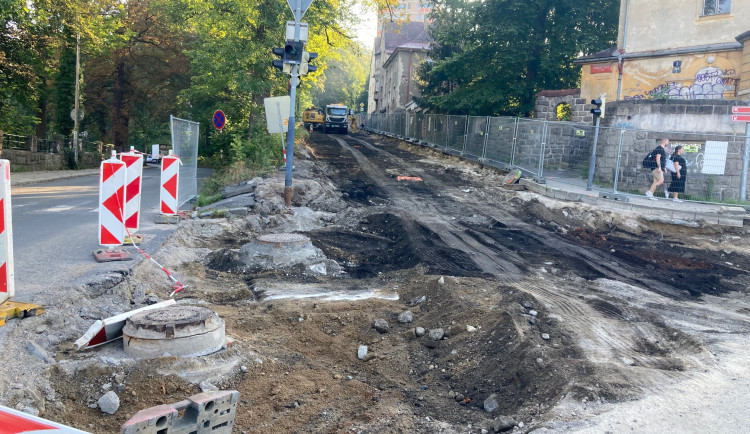 Dvorská ulice v Liberci, hlavní přístupová cesta na Králův háj, se dopravě otevře až začátkem října