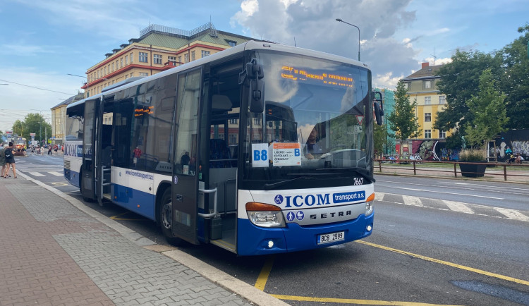 V Mníšku u Liberce pokračuje uzavírka silnice i vlaková výluka. Náhradní autobusová doprava pro školáky posílí