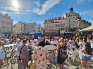 Festival národnostních menšin láká před libereckou radnici na ukázku cizích kultur i ochutnávku specialit
