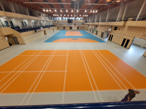 Jablonecká městská hala má novou a moderní palubovku