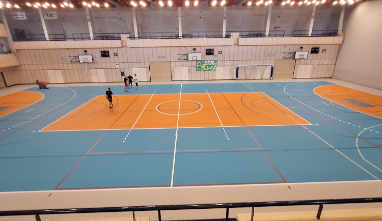 Jablonecká městská hala má novou a moderní palubovku
