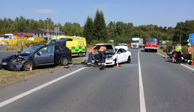 Pět osob utrpělo zranění při střetu dvou osobních automobilů a dvou motocyklů. Viníkem je řidič vozu Audi