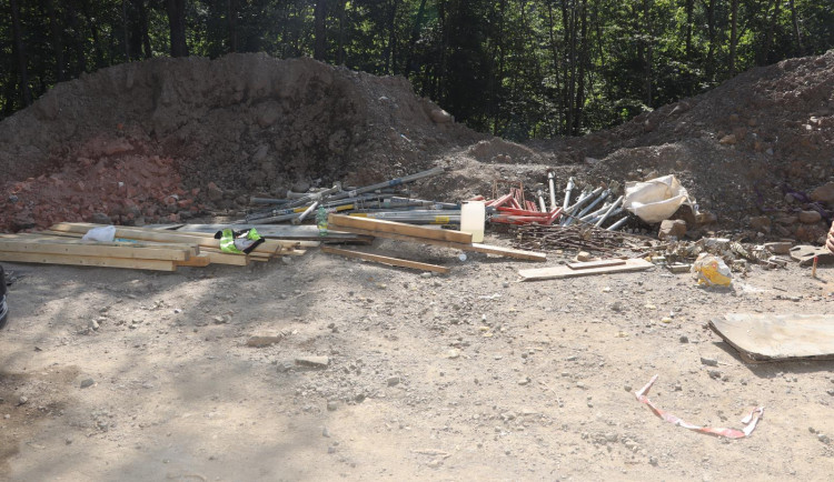 Z opravované silnice na Semilsku ukradl zloděj betonářské bednění za 600 tisíc korun.