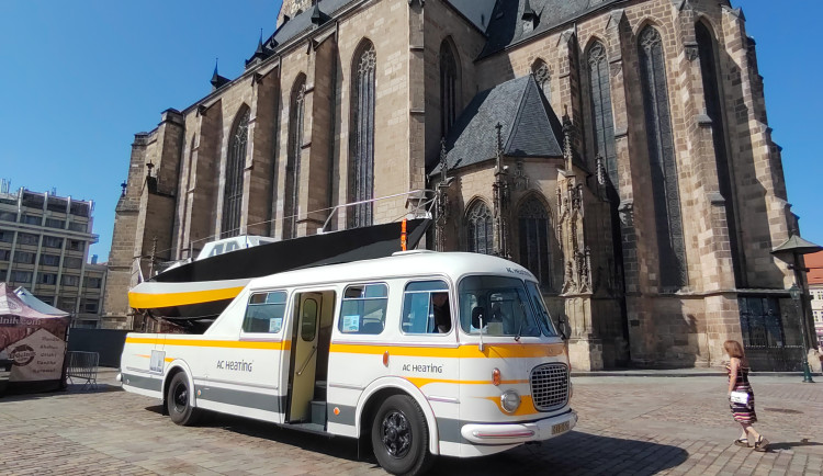 Parta nadšenců dala znovu dohromady unikátní autobus RTO i loď, kterou uveze na upravené karoserii