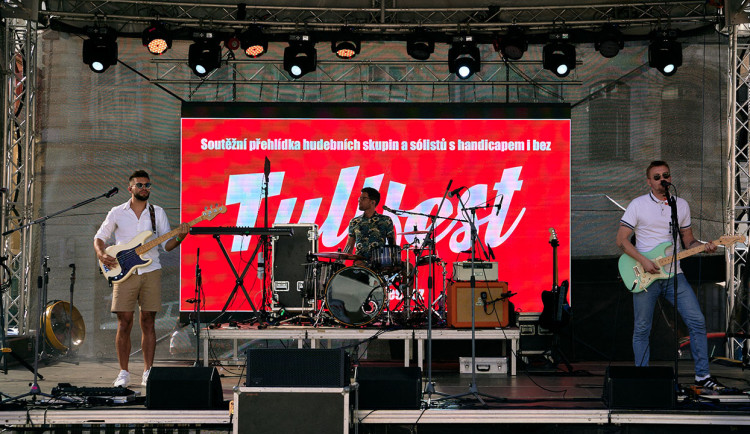 Náměstí před libereckou radnicí bude patřit Tulifest. Láká na soutěž kapel, program pro rodiny i hity Rammsteinů