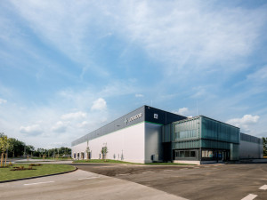 Ze zchátralé panelárny v Příšovicích je logistický areál. Prvním nájemcem se stal pivovar