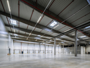 Ze zchátralé panelárny v Příšovicích je logistický areál. Prvním nájemcem se stal pivovar