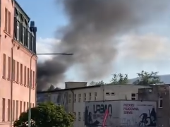 Mezi Kauflandem a Home Credit arénou hořel v lesíku odpad. Hasiči požár lokalizovali během půl hodiny