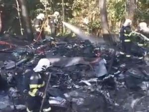 Mezi Kauflandem a Home Credit arénou hořel v lesíku odpad. Hasiči požár lokalizovali během půl hodiny