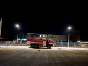 Oprava plochy před hasičárnou ve Frýdlantě finišuje pokládkou asfaltu. Práce uzavřou část Okružní ulice