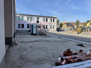 Oprava plochy před hasičárnou ve Frýdlantě finišuje pokládkou asfaltu. Práce uzavřou část Okružní ulice