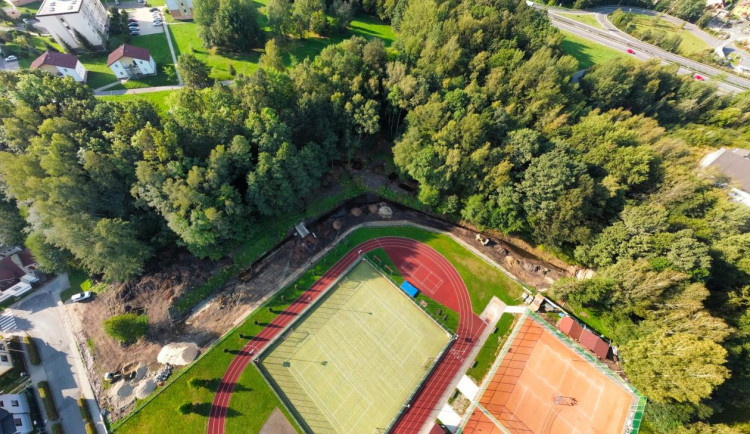 Mezi Střeleckým vrchem a sportovním areálem Spartak vzniká v Chrastavě soustava tůní a relaxační zóna