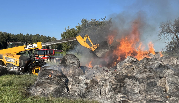 V Bulovce v noci hořelo na 250 balíků sena, cizí zavinění bude zkoumat vyšetřovatel