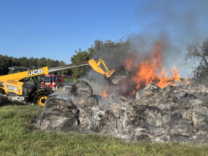 V Bulovce v noci hořelo na 250 balíků sena, cizí zavinění bude zkoumat vyšetřovatel