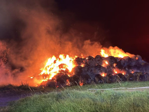 V Bulovce v noci hořelo na 250 balíků sena, cizí zavinění bude zkoumat vyšetřovatel
