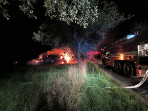 V Bulovce v noci hořelo na 250 balíků sena, cizí zavinění bude zkoumat vyšetřovatel