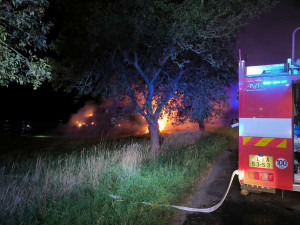 V Bulovce v noci hořelo na 250 balíků sena, cizí zavinění bude zkoumat vyšetřovatel