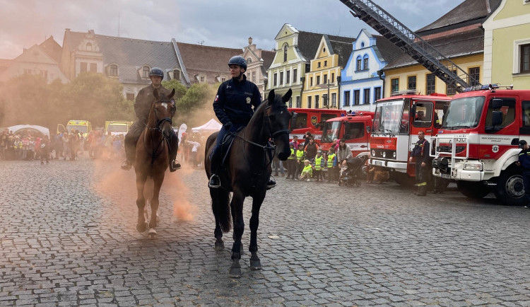 Technika, dynamické ukázky i medaile pro policisty. To vše v úterý v rámci Dne Policie ČR a složek IZS v Liberci