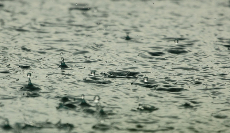 Vydatné až extrémní srážky, povodně nebo silný vítr, vyvracející stromy. Meteorologové čekají krušný víkend