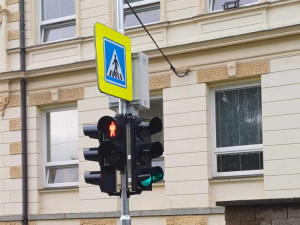 Raspenava nechala u školy instalovat semafor, zaručí bezpečnější přecházení frekventované silnice
