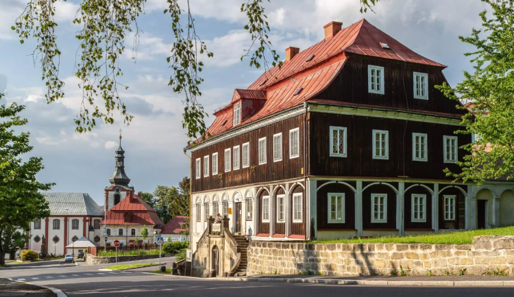 Dotace kraje pomůže s obnovou sklářského muzea v Kamenickém Šenově i cibulovité báně kostela v Žandově