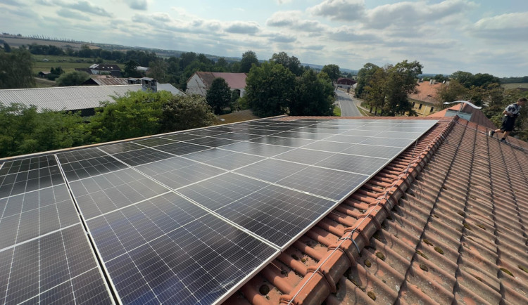 Město instaluje na střechy svých objektů vlastní fotovoltaické elektrárny, Už běží čtyři z plánovaných třinácti