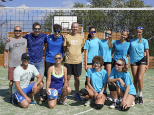 Kapely, soutěže i ukázky hasičů. Na Spáleništi slavnostně otevřeli víceúčelové hřiště