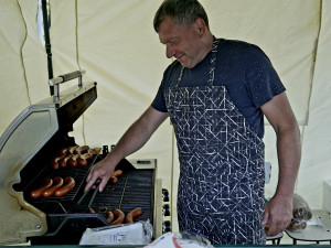 Kapely, soutěže i ukázky hasičů. Na Spáleništi slavnostně otevřeli víceúčelové hřiště