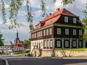 Dotace kraje pomůže s obnovou sklářského muzea v Kamenickém Šenově i cibulovité báně kostela v Žandově