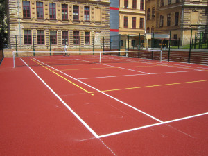 Sportoviště u ZŠ 5. května v Liberci se po 30 letech dočkalo modernizace, děti už tam zase mohou sportovat