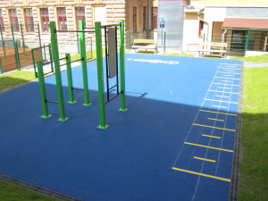 Sportoviště u ZŠ 5. května v Liberci se po 30 letech dočkalo modernizace, děti už tam zase mohou sportovat