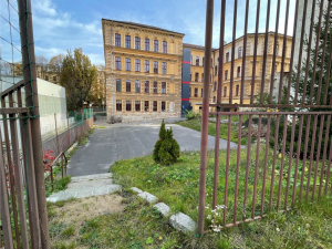 Sportoviště u ZŠ 5. května v Liberci se po 30 letech dočkalo modernizace, děti už tam zase mohou sportovat