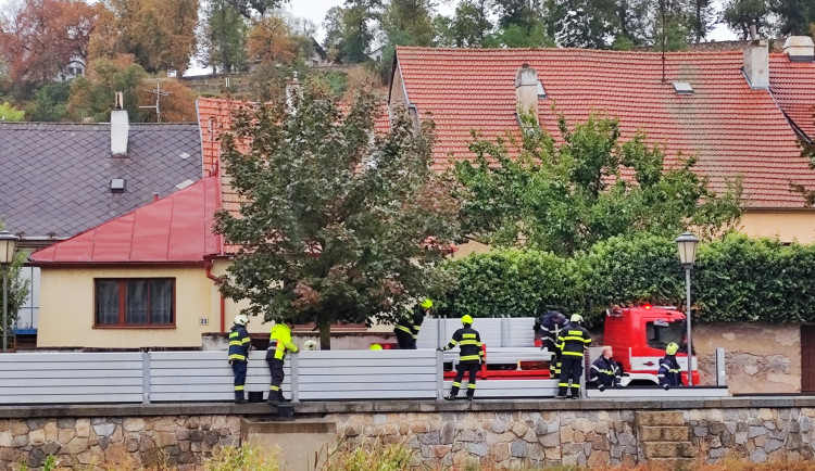 Přípravy na velkou vodu na Vysočině: Hasiči staví protipovodňové stěny. Co (ne)dělat v případě povodní?