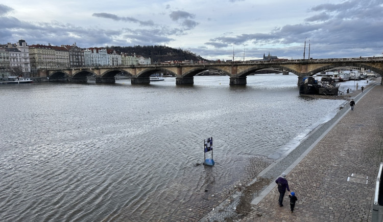 Praze hrozí extrémní povodně, meteorologové rozšířili výstrahu