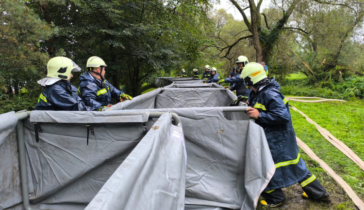 Nejhorší situace má být v kraji dle prognóz na Smědé a Lužické Nise. Hasiči už staví povodňové stěny