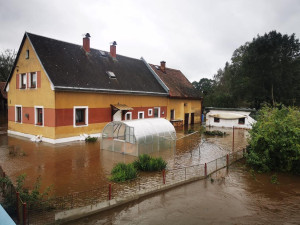 Višňovou voda odřízla, voda se začala vylévat i jinde. Velká voda se přesunuje dál po proudu