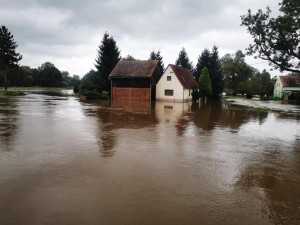 Višňovou voda odřízla, voda se začala vylévat i jinde. Velká voda se přesunuje dál po proudu