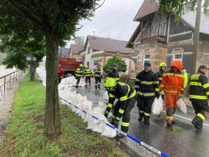 Déšť ustává. V Hejnicích se evakuace odkládá, Smědá ve Frýdlantě je těsně před vylitím