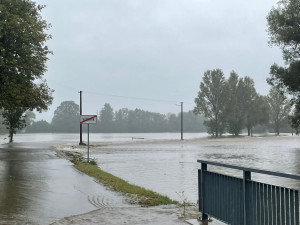Déšť ustává. V Hejnicích se evakuace odkládá, Smědá ve Frýdlantě je těsně před vylitím