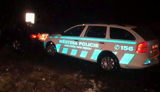 Jablonečtí policisté nalezli na zemi v centru města dva muže. Jeden nadýchal téměř 5 promile, druhý bojoval o život