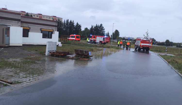 Na více než deseti místech na jižní Moravě stále platí třetí povodňový stupeň. Následky omezují dopravu