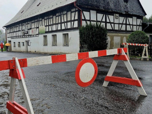 Na Smědé ve Višňové je stále stav ohrožení, hladina řeky ale klesá