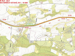 Mezi Ohrazenicemi a Paceřicemi roste u rychlostní silnice oplocení proti zvěři