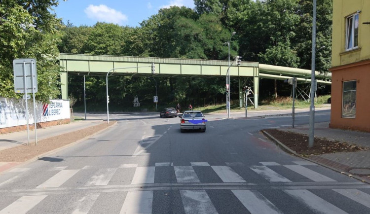 Řidič u teplárny vjel na přechod, došlo ke střetu s chodkyní. Od nehody ujel