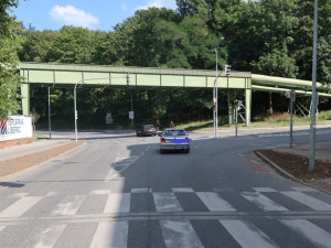 Řidič u teplárny vjel na přechod, došlo ke střetu s chodkyní. Od nehody ujel